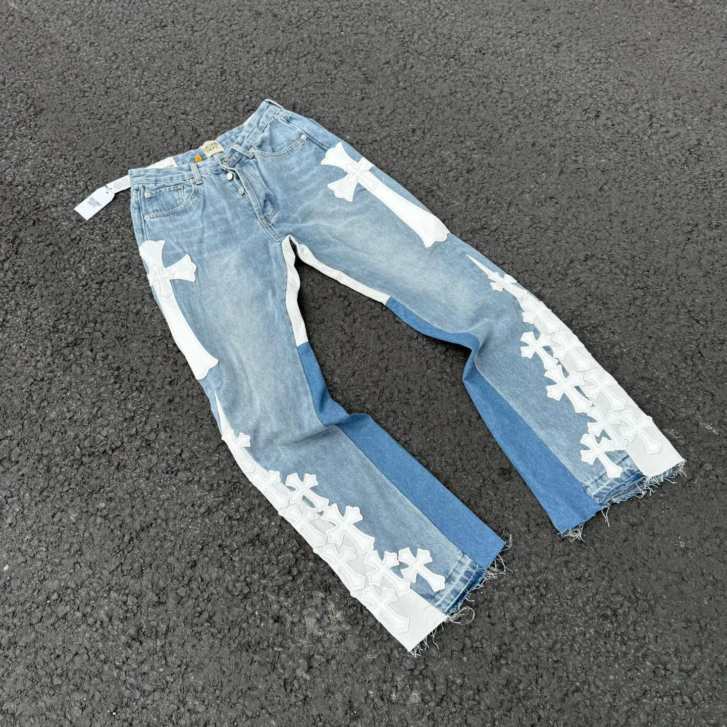 #8146 P290💰 Independent GALLERY DEPT. Vintage multi-leather spliced cross loose washed flared jeans - truly restore the ultimate texture of Vintage - original hardware accessories washed and other elevators, QR code analysis are all purchased from the original factory, high degree of restoration, you are welcome to compare with a certain product~ - Three-dimensional version Loose and comfortable, not picky about the body shape, taller and slimmer, factory Seiko, original factory quality control, same style for men and women, can be matched with couples, versatile recommendation, must-have jeans for all seasons -Size: 28 30 32 34 36